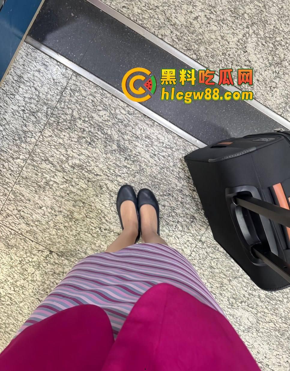 南航空姐『李梅』被大佬调教成空中性奴，飞行前真空服务顾客，航程中厕所抠逼自慰，下机还要穿制服接着干！  第4张