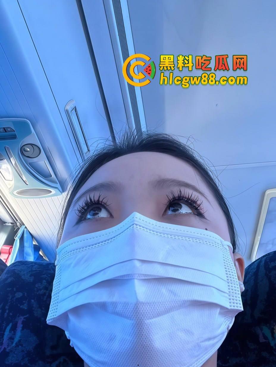 南航空姐『李梅』被大佬调教成空中性奴，飞行前真空服务顾客，航程中厕所抠逼自慰，下机还要穿制服接着干！  第5张