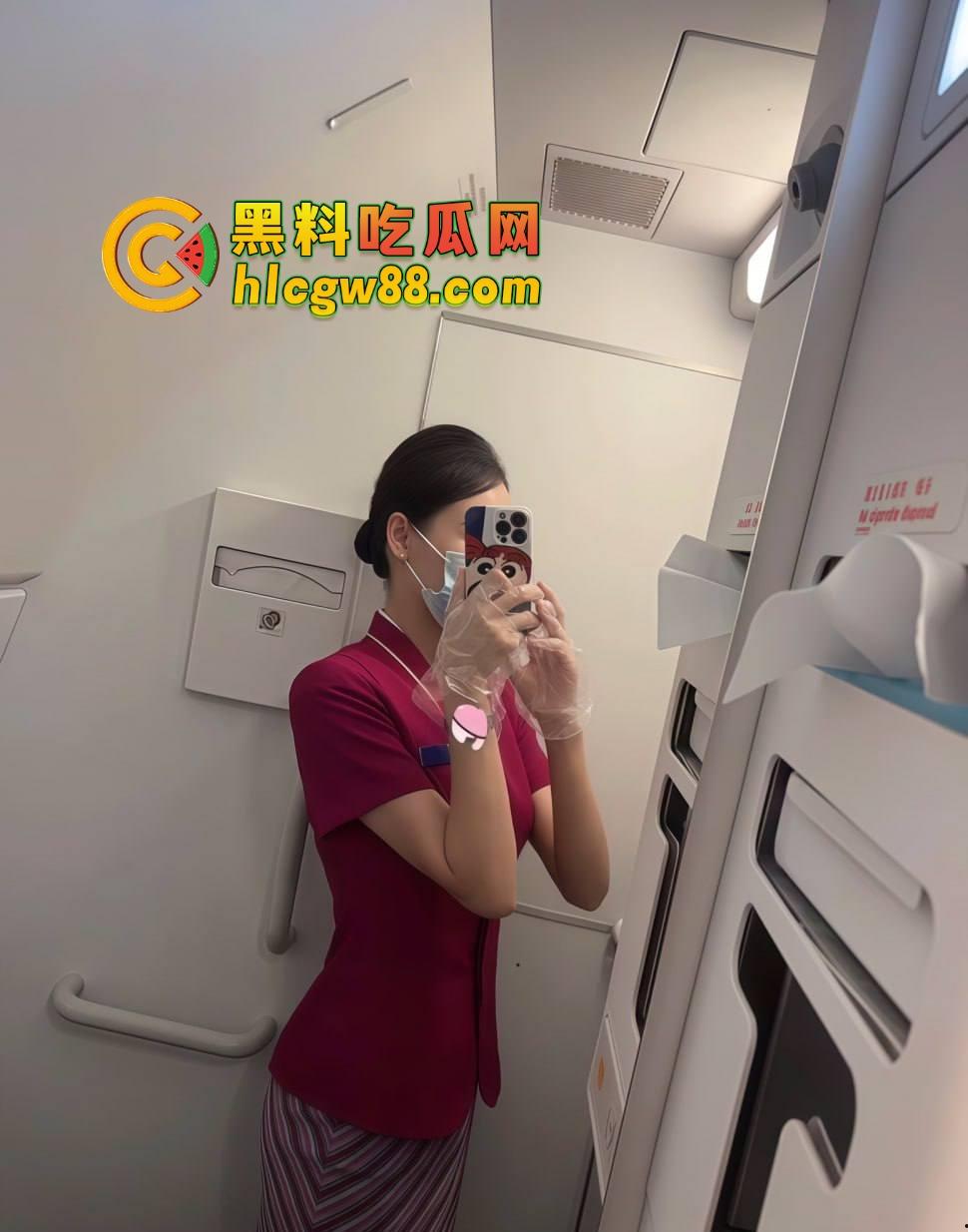 南航空姐『李梅』被大佬调教成空中性奴，飞行前真空服务顾客，航程中厕所抠逼自慰，下机还要穿制服接着干！  第8张