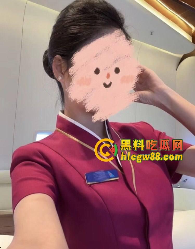 南航空姐『李梅』被大佬调教成空中性奴，飞行前真空服务顾客，航程中厕所抠逼自慰，下机还要穿制服接着干！  第11张