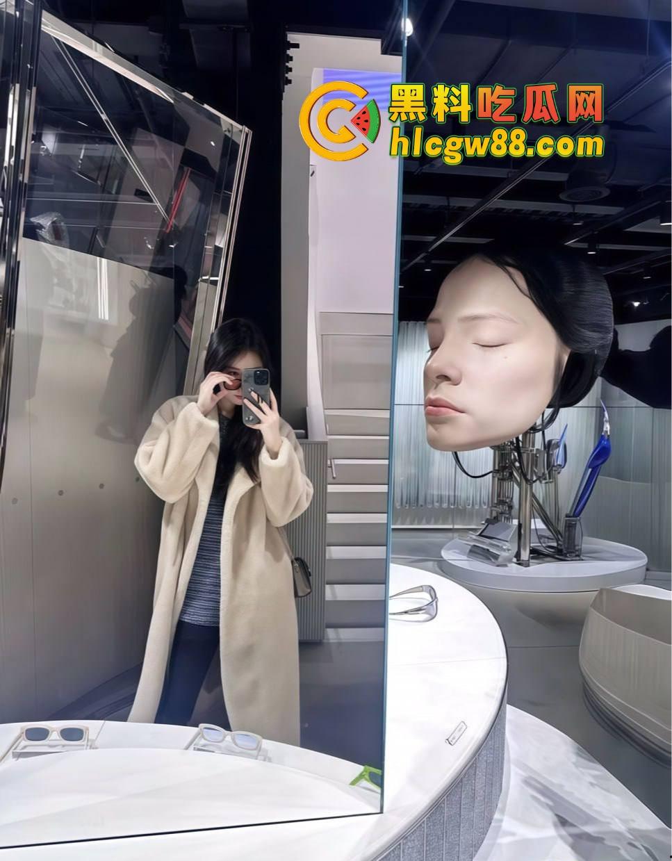 南航空姐『李梅』被大佬调教成空中性奴，飞行前真空服务顾客，航程中厕所抠逼自慰，下机还要穿制服接着干！  第15张