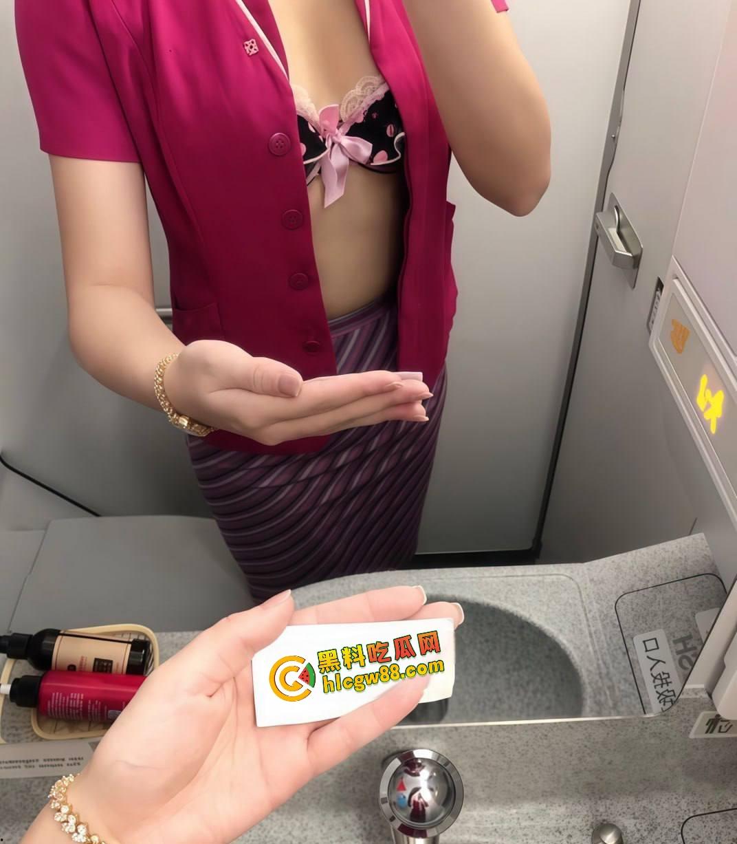 南航空姐『李梅』被大佬调教成空中性奴，飞行前真空服务顾客，航程中厕所抠逼自慰，下机还要穿制服接着干！  第18张