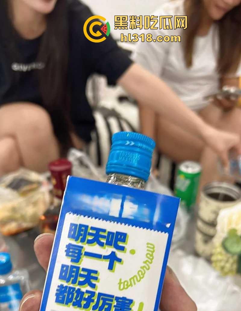 乱伦大神【奶子即正义】新作来袭！当着醉酒老婆的面，捧着小姨子大屁股爆操，无套内射爽翻天！  第4张