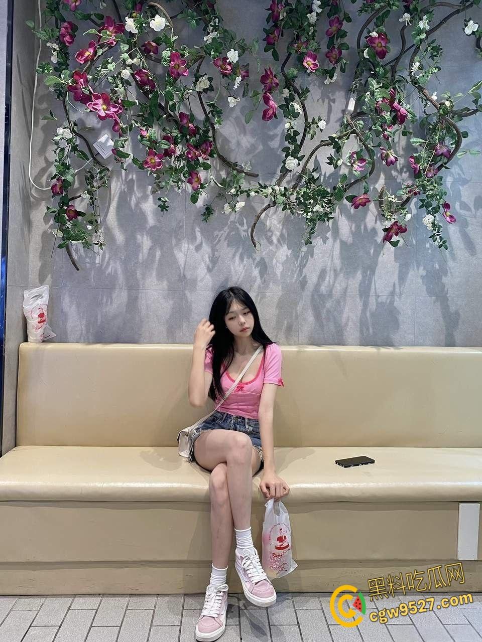 网恋同城学生妹，初次见面约会上课，带到教室顶楼后入爆操，操嘴跟操飞机杯一样，大学生好骗又好玩 !  第2张