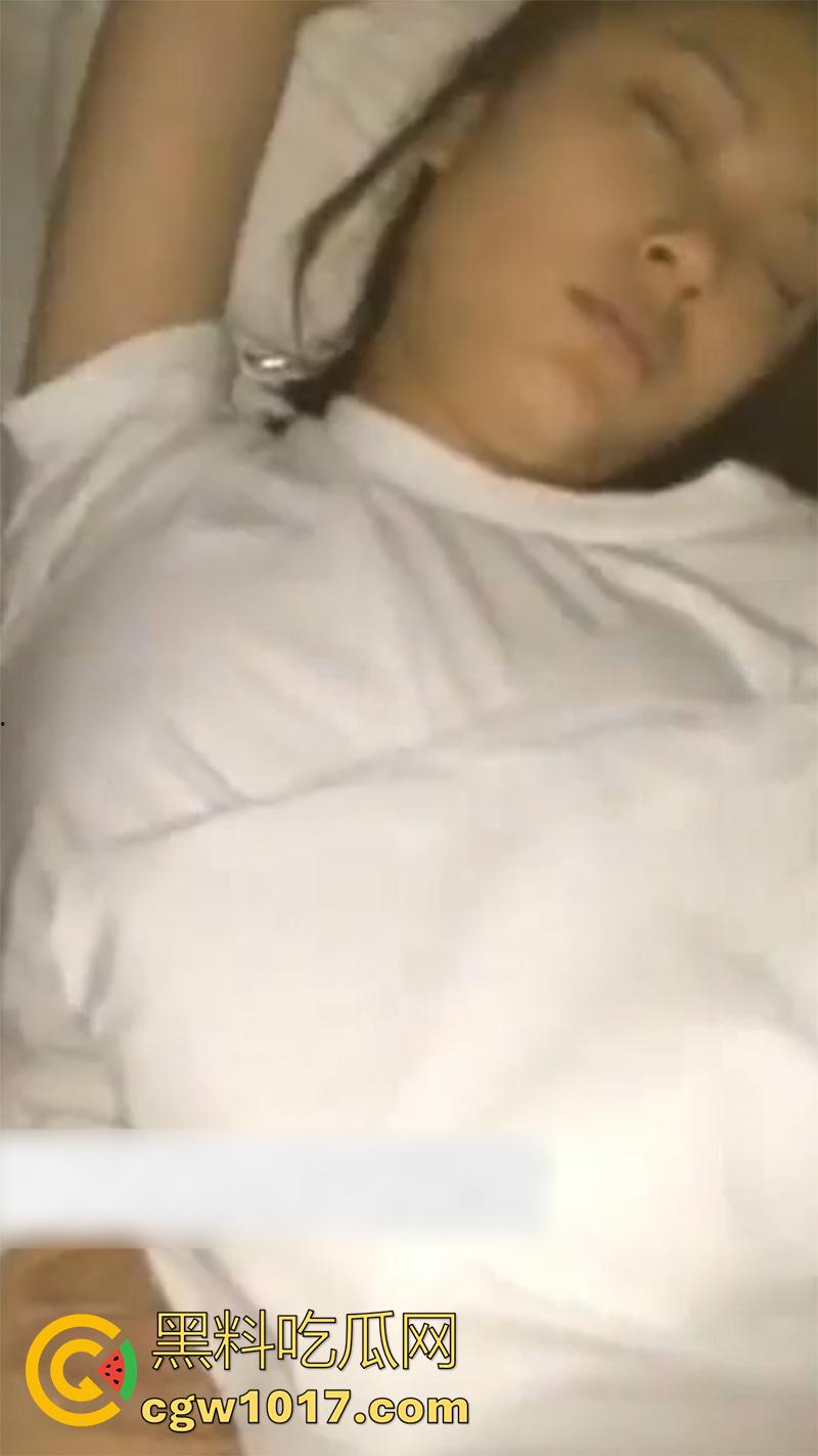 下药迷奸兄弟漂亮女友，惦记很久终于得到机会，带到酒店肆意蹂躏，爆操黑穴最后还射嘴里，太变态了！  第1张