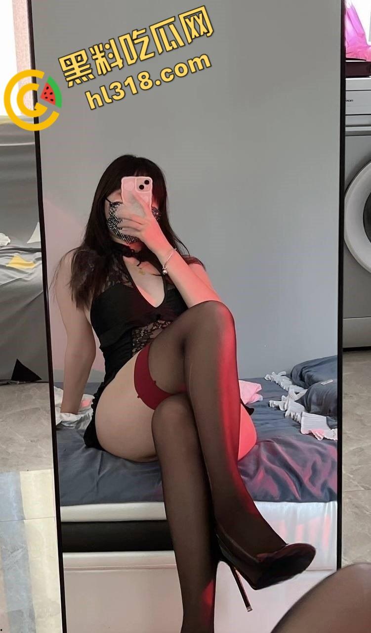 推特极品露出母狗【奶味泡芙】，白嫩身材各种户外私拍，电梯口全裸做爱，不料偶遇邻居魂都吓飞了 !  第2张