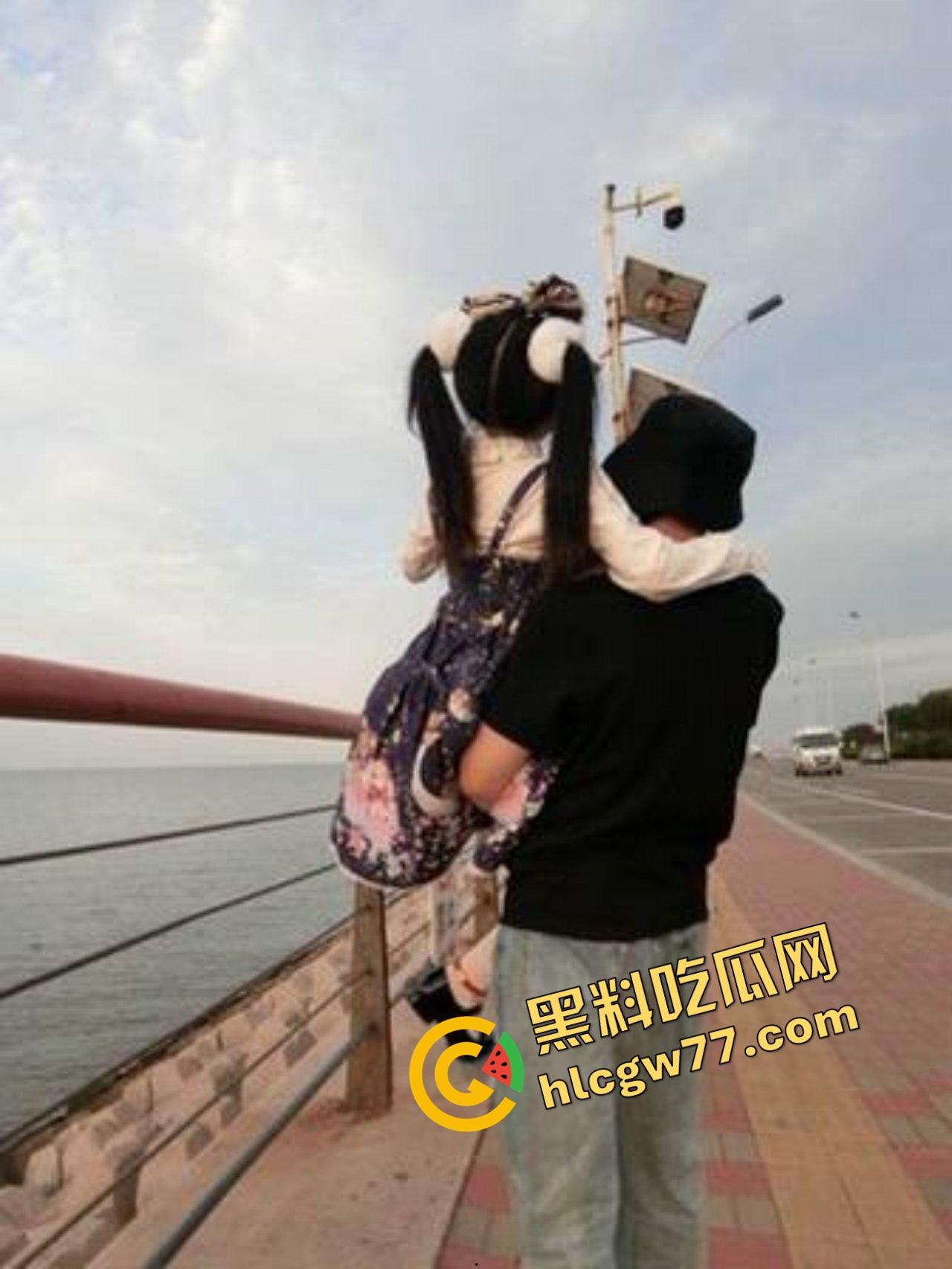 青岛已婚萝莉【嫩小瑶】小屁股光天化日给人看，芭比倒插猛操嫩逼，翘臀细腰黑丝白袜骚炸！  第3张