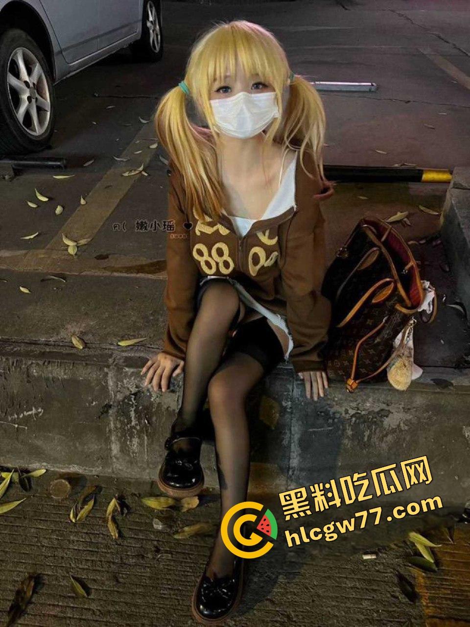 青岛已婚萝莉【嫩小瑶】小屁股光天化日给人看，芭比倒插猛操嫩逼，翘臀细腰黑丝白袜骚炸！  第5张