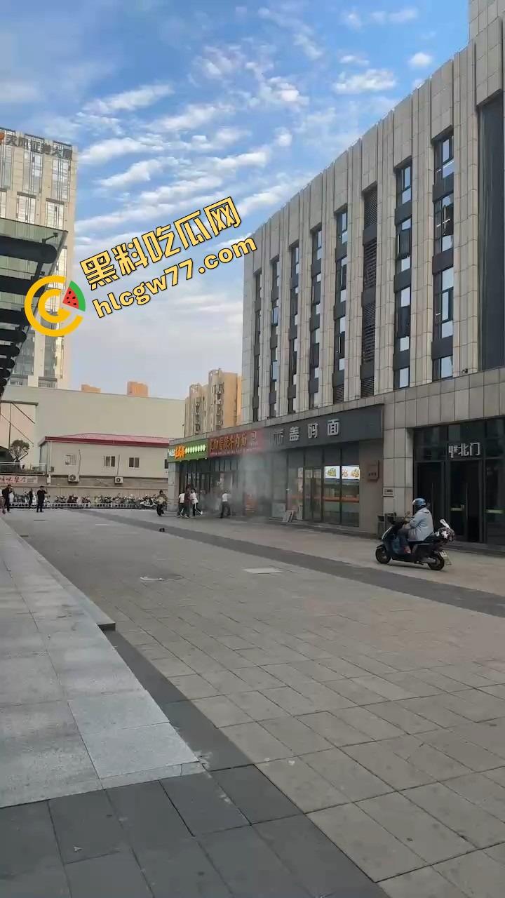 武汉光谷牛肉面店惊现砍人案，一言不合刀光乱舞，食客吓得连汤都没顾上喝就开跑！  第2张