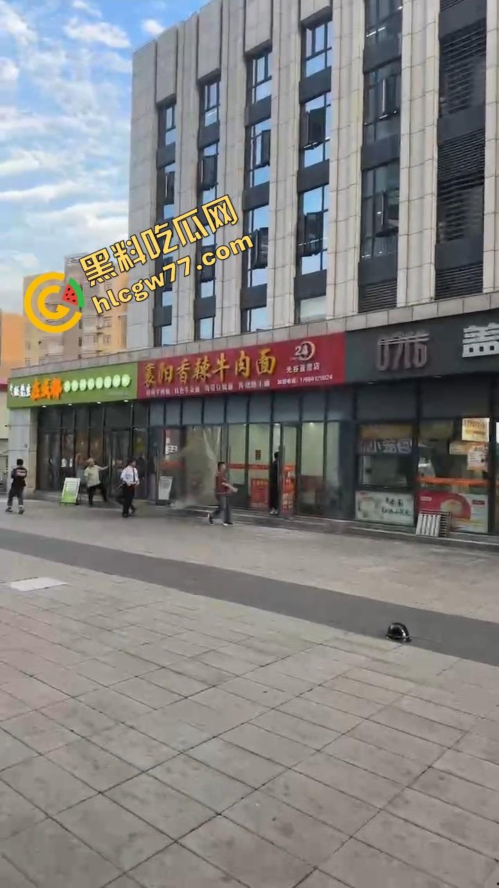 武汉光谷牛肉面店惊现砍人案，一言不合刀光乱舞，食客吓得连汤都没顾上喝就开跑！  第4张