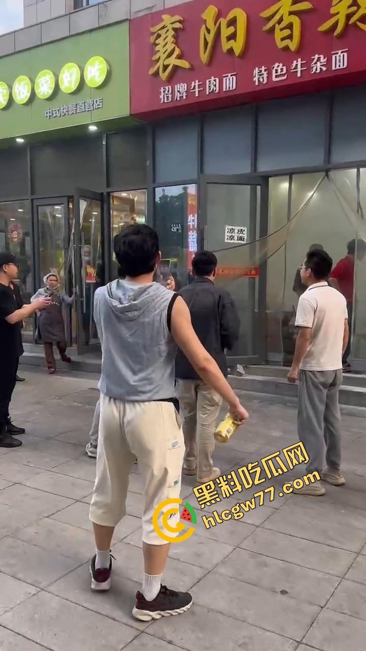 武汉光谷牛肉面店惊现砍人案，一言不合刀光乱舞，食客吓得连汤都没顾上喝就开跑！  第7张