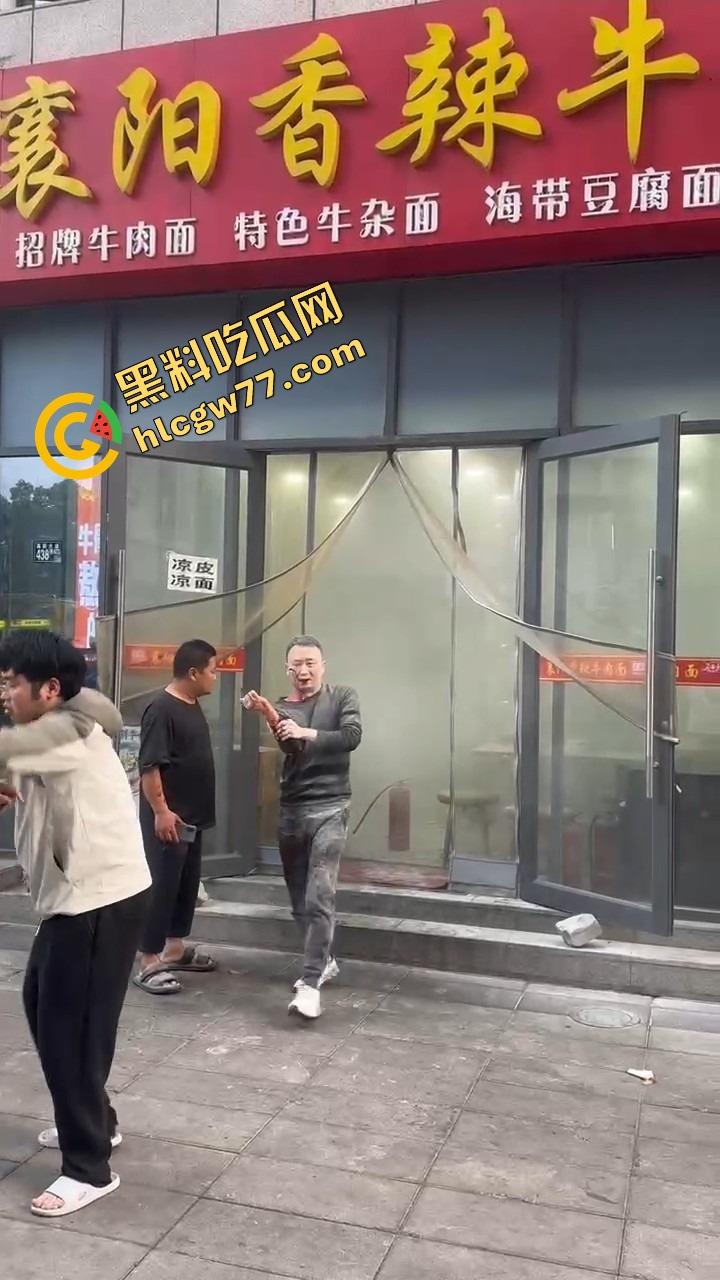 武汉光谷牛肉面店惊现砍人案，一言不合刀光乱舞，食客吓得连汤都没顾上喝就开跑！  第9张