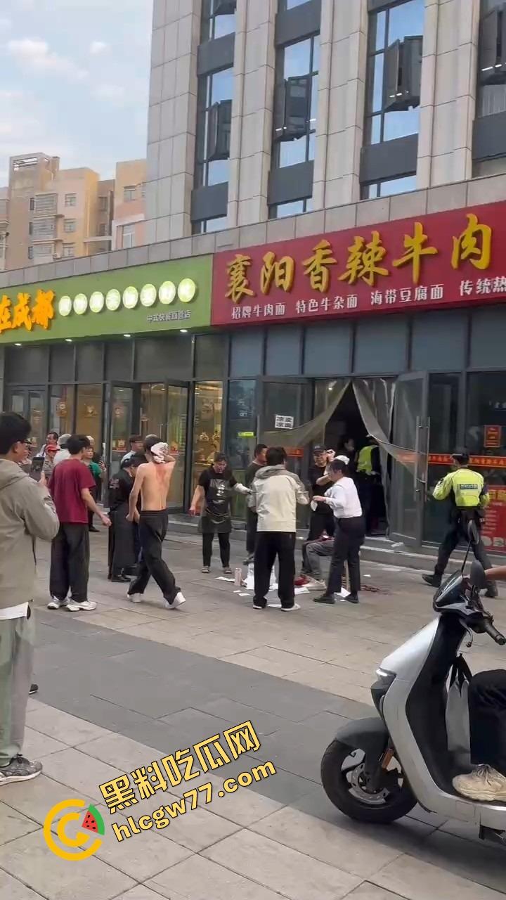 武汉光谷牛肉面店惊现砍人案，一言不合刀光乱舞，食客吓得连汤都没顾上喝就开跑！  第10张