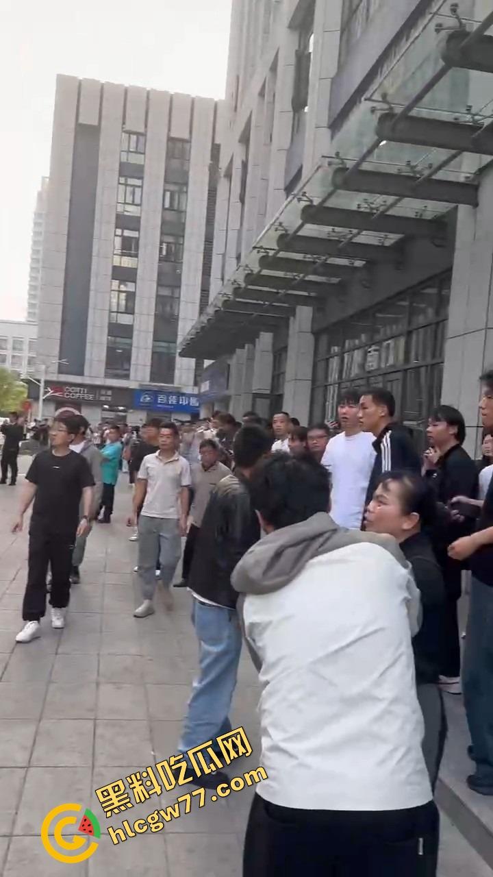 武汉光谷牛肉面店惊现砍人案，一言不合刀光乱舞，食客吓得连汤都没顾上喝就开跑！  第15张