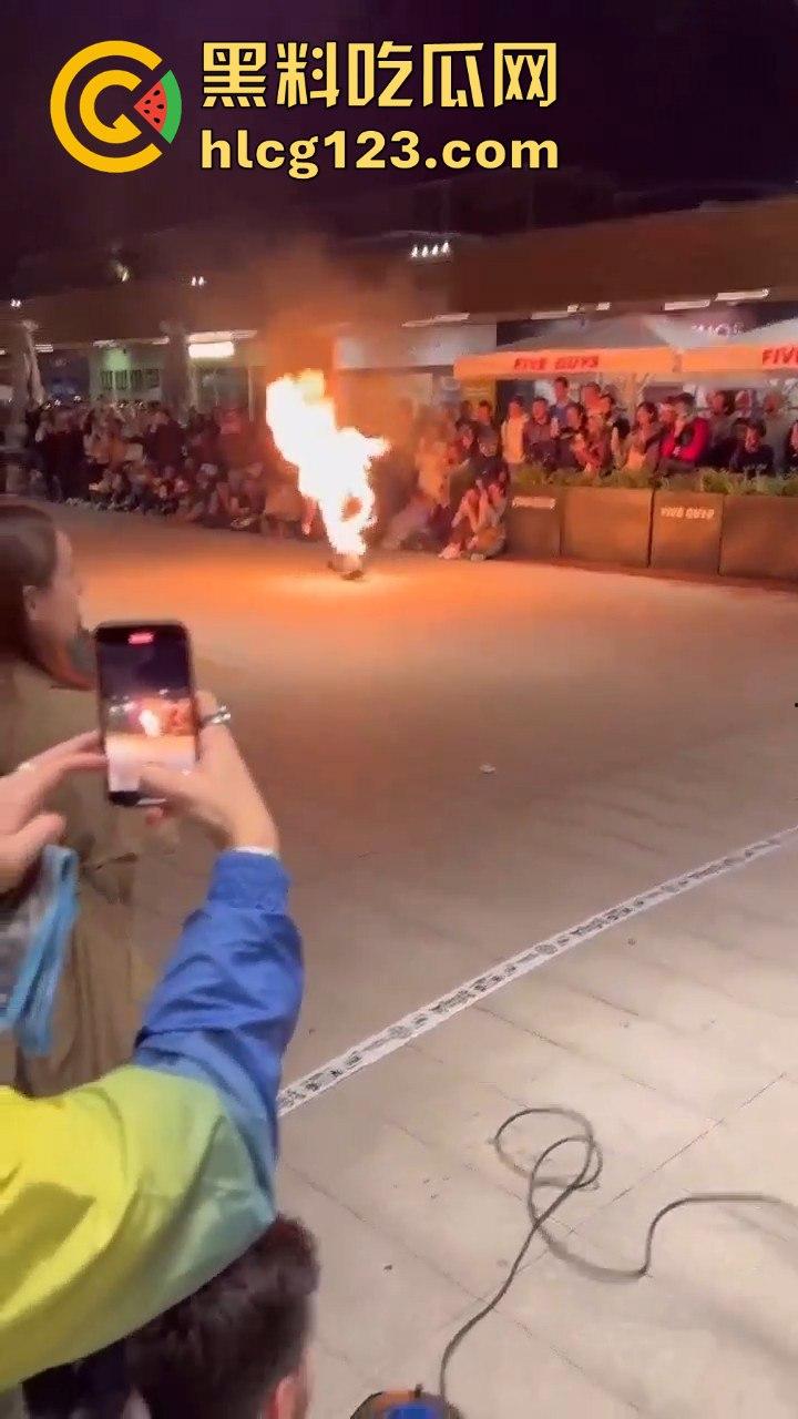 西班牙会展惊现火男！大玩行为艺术竟欲火焚身，警察都以为是极端分子！  第6张