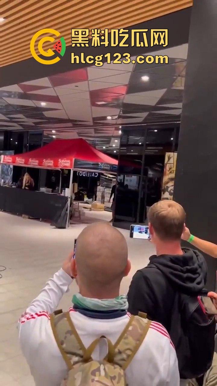 西班牙会展惊现火男！大玩行为艺术竟欲火焚身，警察都以为是极端分子！  第7张