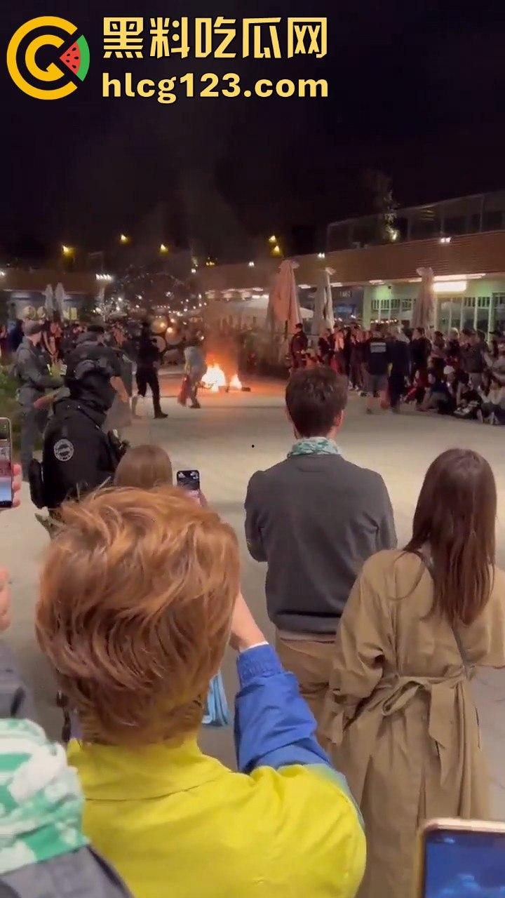 西班牙会展惊现火男！大玩行为艺术竟欲火焚身，警察都以为是极端分子！  第10张