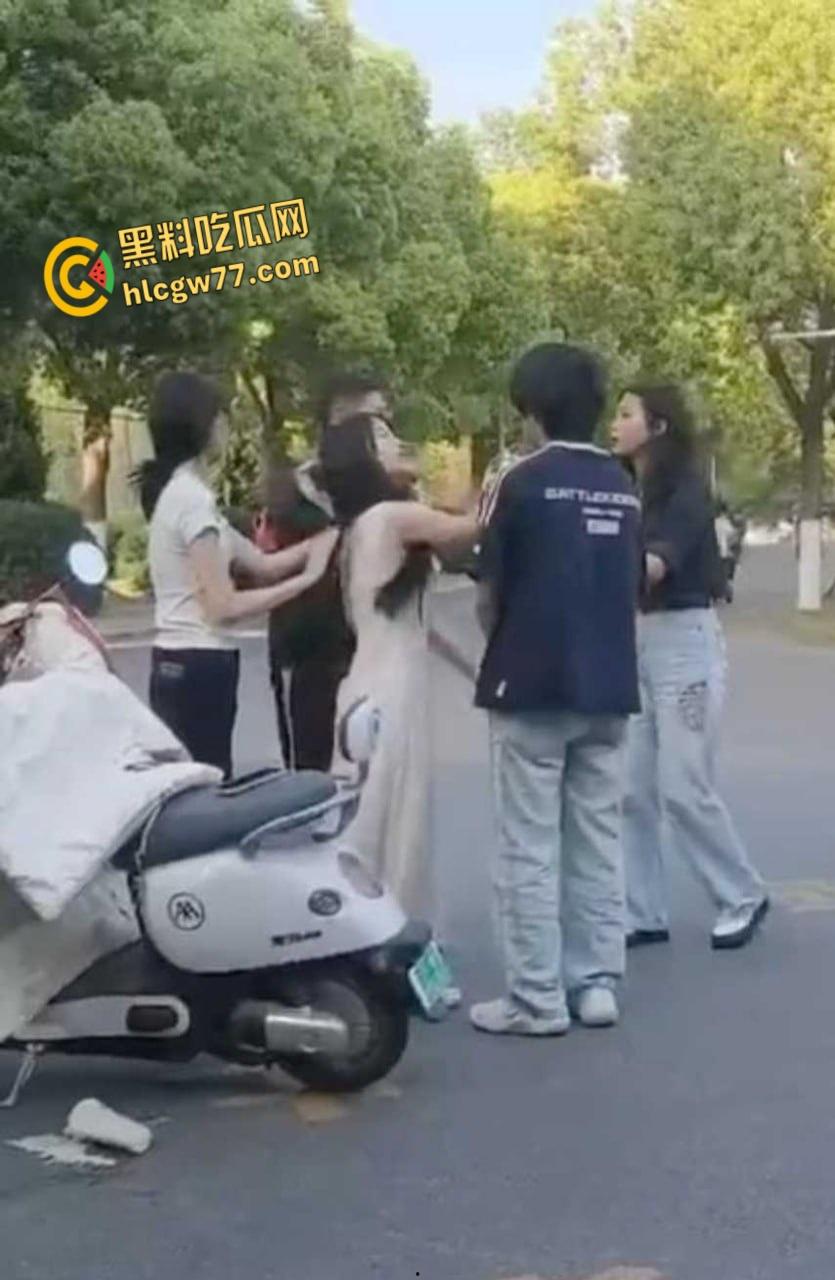 滁州学院渣男花心翻车，女友当众耳光伺候，360度捉奸现场嗨爆全网！  第4张