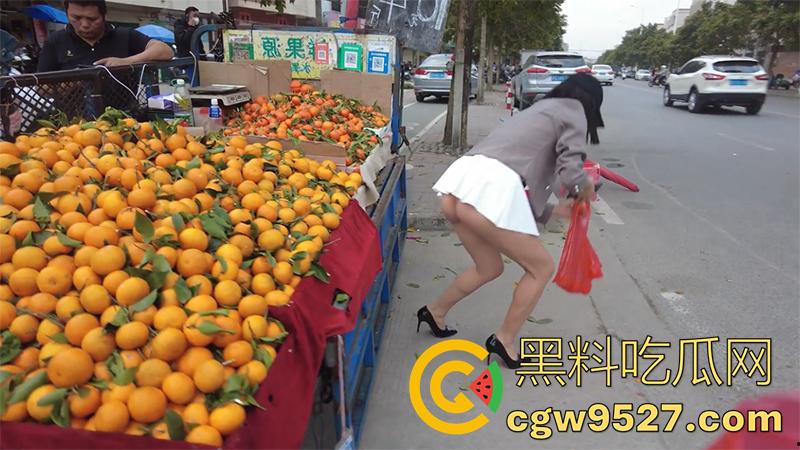 露出界天花板，御姐女神露出合集，和姐妹一起在农村，老头面前全裸送福利，大爷们眼睛都看傻了！  第3张