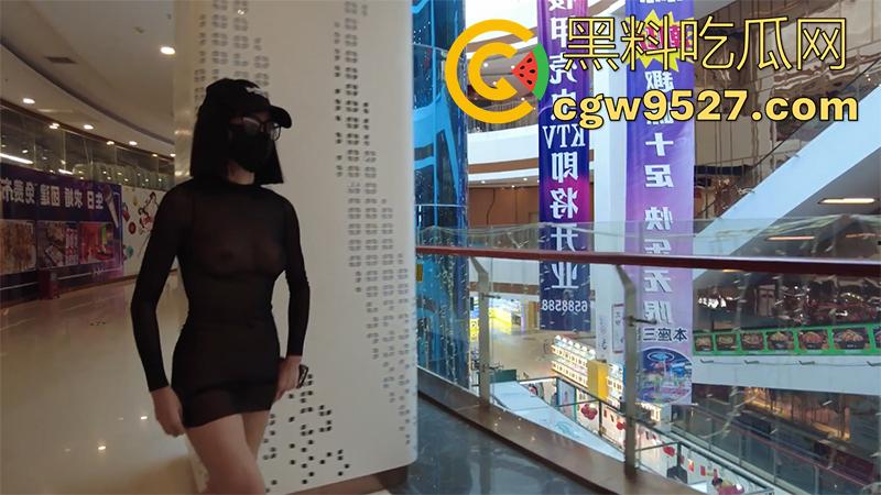 露出界天花板，御姐女神露出合集，和姐妹一起在农村，老头面前全裸送福利，大爷们眼睛都看傻了！  第4张