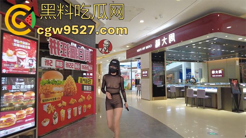 露出界天花板，御姐女神露出合集，和姐妹一起在农村，老头面前全裸送福利，大爷们眼睛都看傻了！  第6张