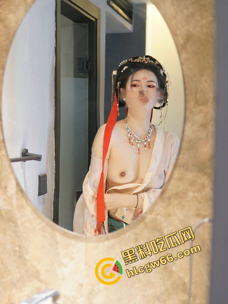 武汉顶级绿帽大佬现场观战，纤腿淫妻主动勾人嗦鸡巴，姿势百变浪成狗，比母狗还懂舔！  第13张