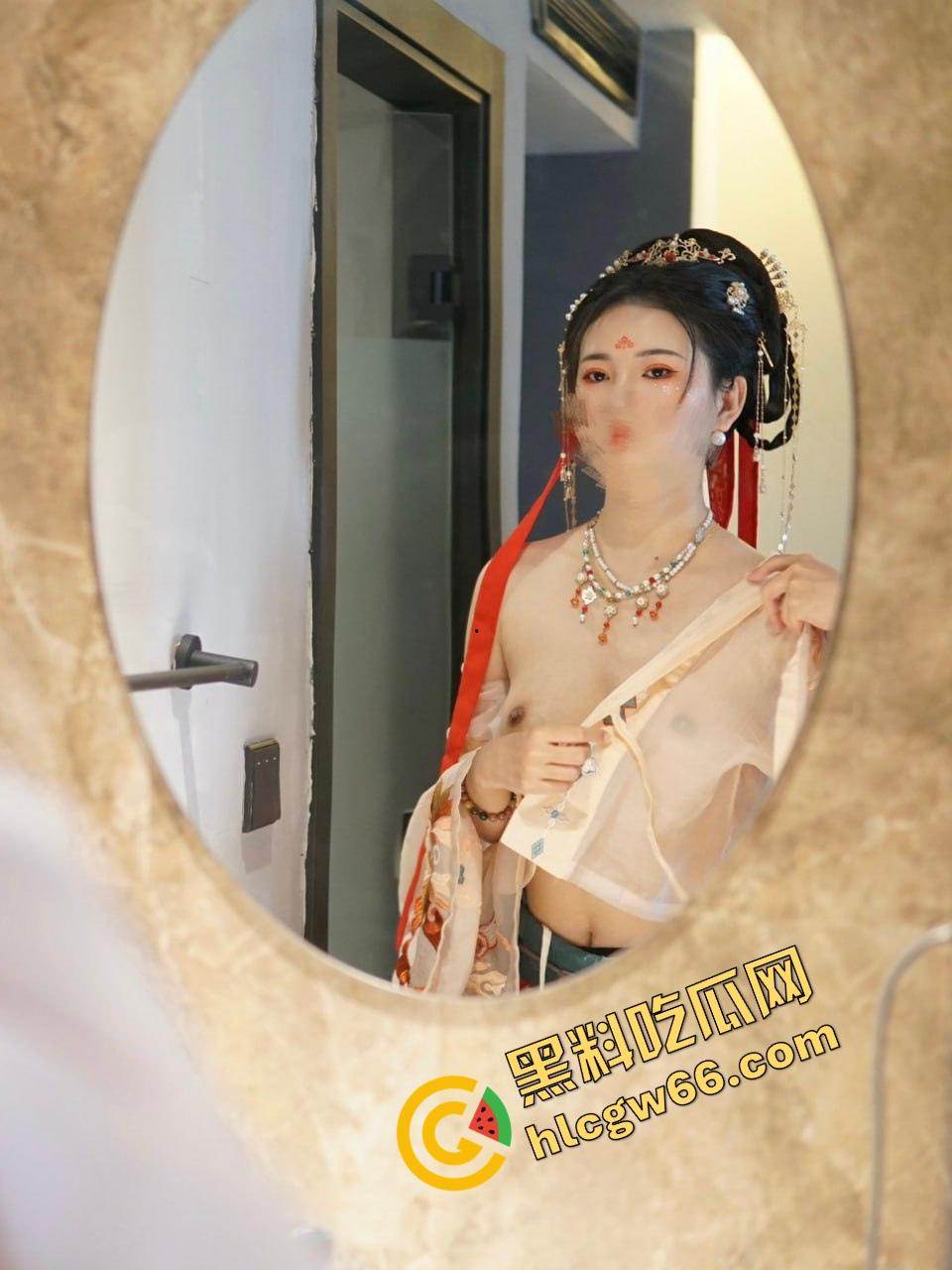 武汉顶级绿帽大佬现场观战，纤腿淫妻主动勾人嗦鸡巴，姿势百变浪成狗，比母狗还懂舔！  第14张