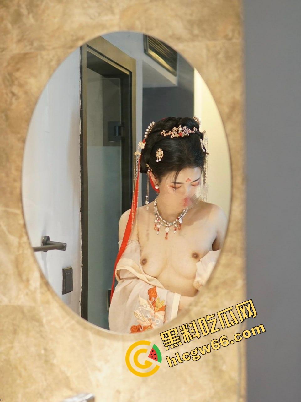 武汉顶级绿帽大佬现场观战，纤腿淫妻主动勾人嗦鸡巴，姿势百变浪成狗，比母狗还懂舔！  第15张