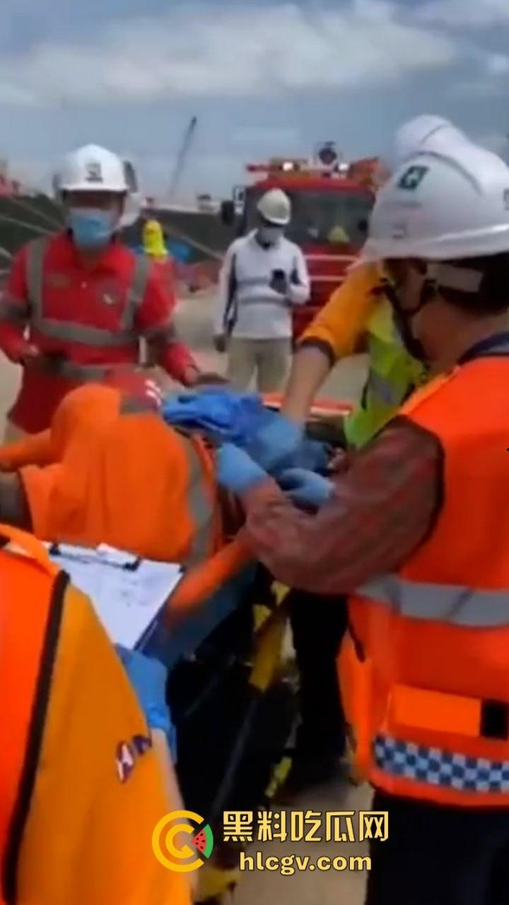 蛋疼！菲律宾工地小哥施工失误被钢管穿蛋而过 命根子保不住了  第4张