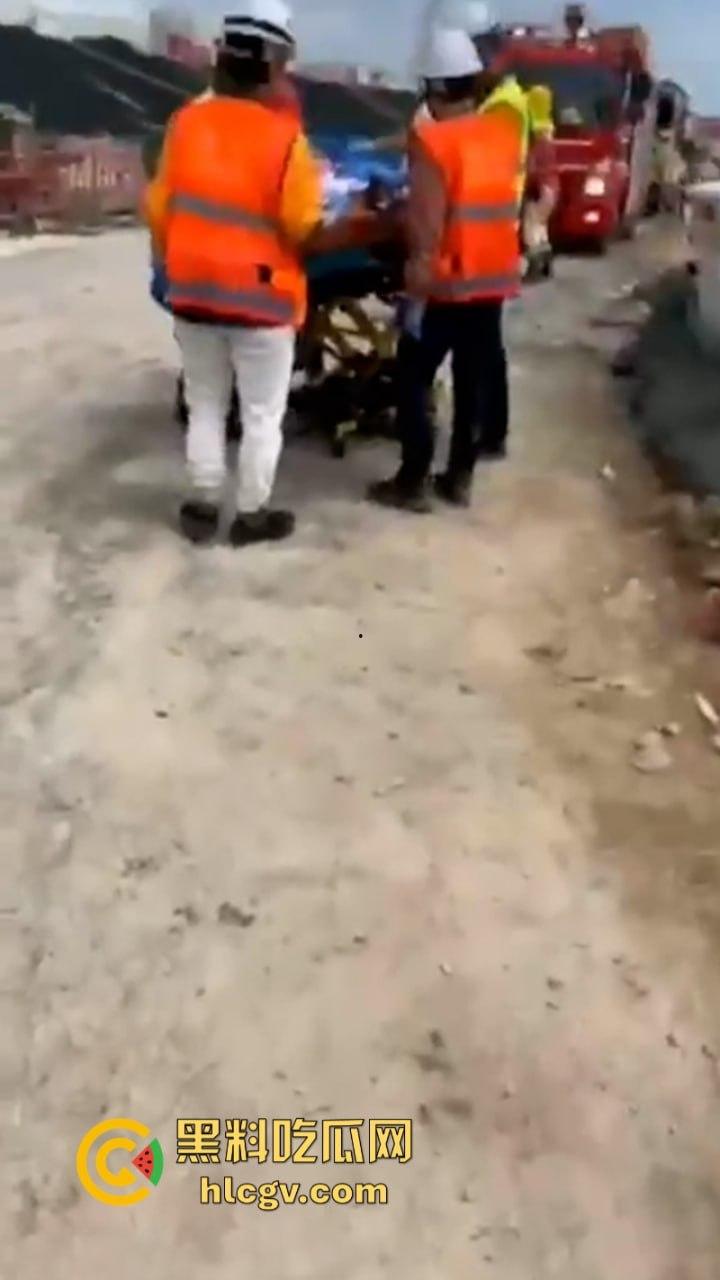 蛋疼！菲律宾工地小哥施工失误被钢管穿蛋而过 命根子保不住了  第6张