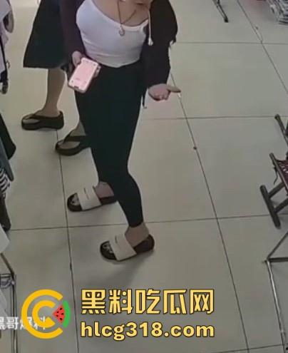 郑州女装店惊现射精男！枪法精准甩狙高手，秒射黑丝裤，瑜伽但哥们的审美一般，这都射得下去！  第6张