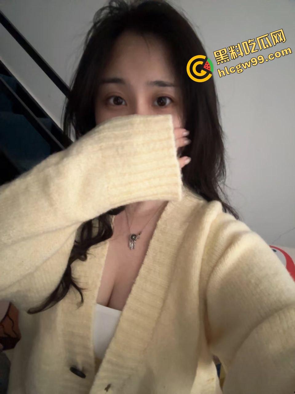 开春啦露出交配时间到！东关小区饥渴少妇 情人节夜晚开灯露出女上骑乘 淫叫声响遍整个小区 惨遭偷拍曝光流出  第3张