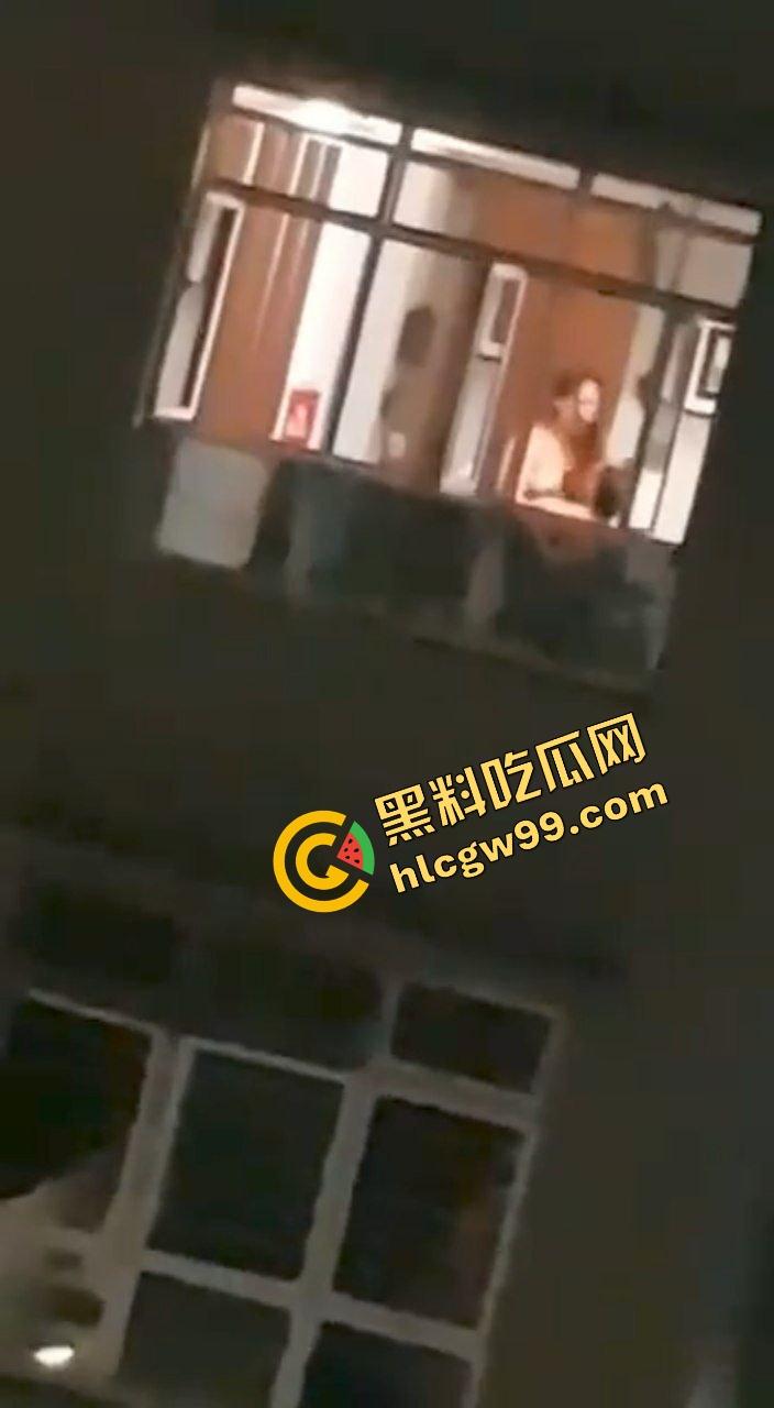 开春啦露出交配时间到！东关小区饥渴少妇 情人节夜晚开灯露出女上骑乘 淫叫声响遍整个小区 惨遭偷拍曝光流出  第7张