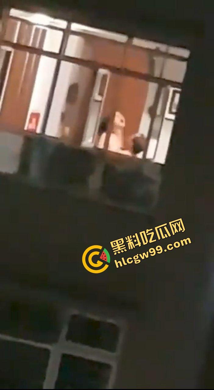 开春啦露出交配时间到！东关小区饥渴少妇 情人节夜晚开灯露出女上骑乘 淫叫声响遍整个小区 惨遭偷拍曝光流出  第8张