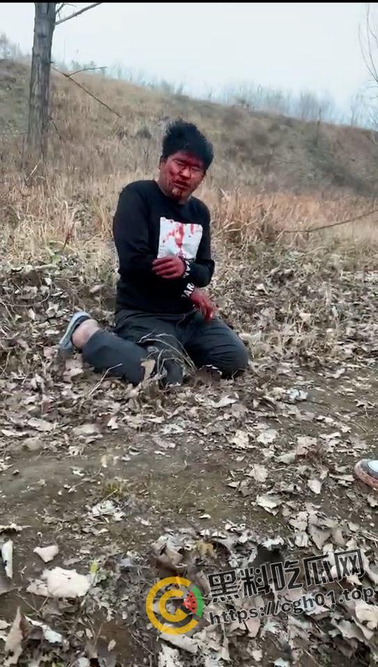 河南精神小伙霸凌同学 打的浑身是血求饶 头发被染红 河南不大 创造神话  第1张