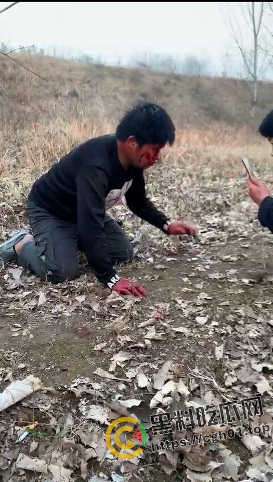 河南精神小伙霸凌同学 打的浑身是血求饶 头发被染红 河南不大 创造神话  第7张