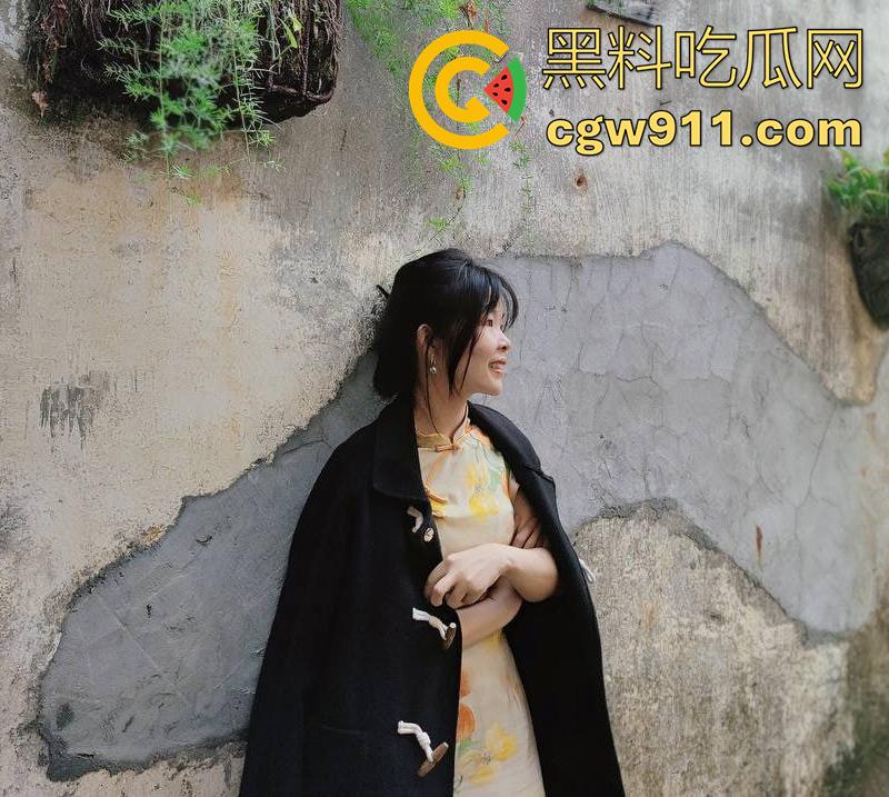 深圳32岁肥臀骚逼【王芳芳】，至今未婚乐忠于约炮，靠逼上位当母狗，公共厕所海边都曾被炮友操过，实在太骚了！  第1张