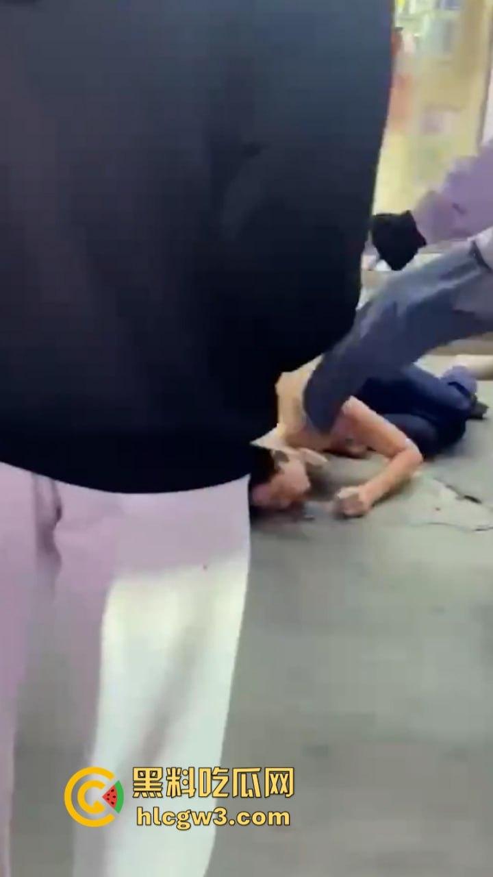 潮汕花臂精神小伙 为赚快钱偷东西被抓  摁倒地上一顿揍 第3张