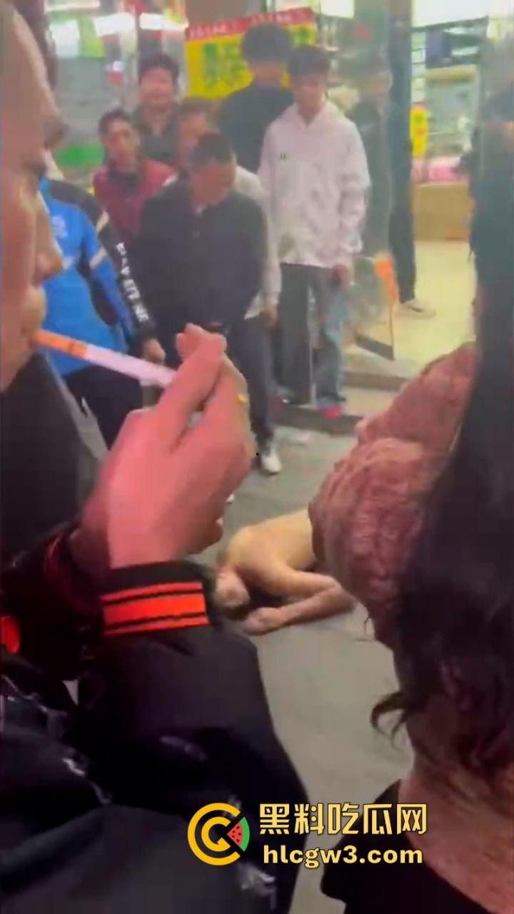 潮汕花臂精神小伙 为赚快钱偷东西被抓  摁倒地上一顿揍 第8张