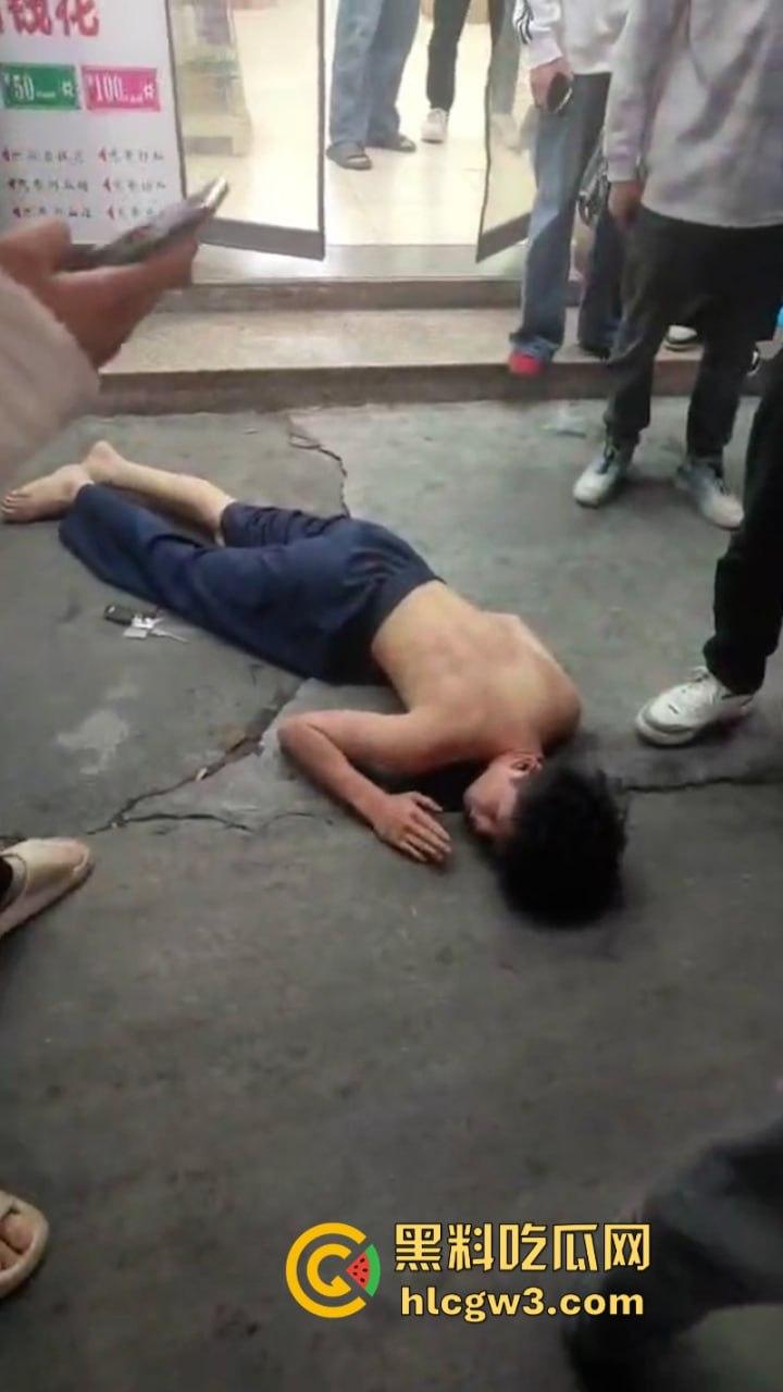 潮汕花臂精神小伙 为赚快钱偷东西被抓  摁倒地上一顿揍 第10张