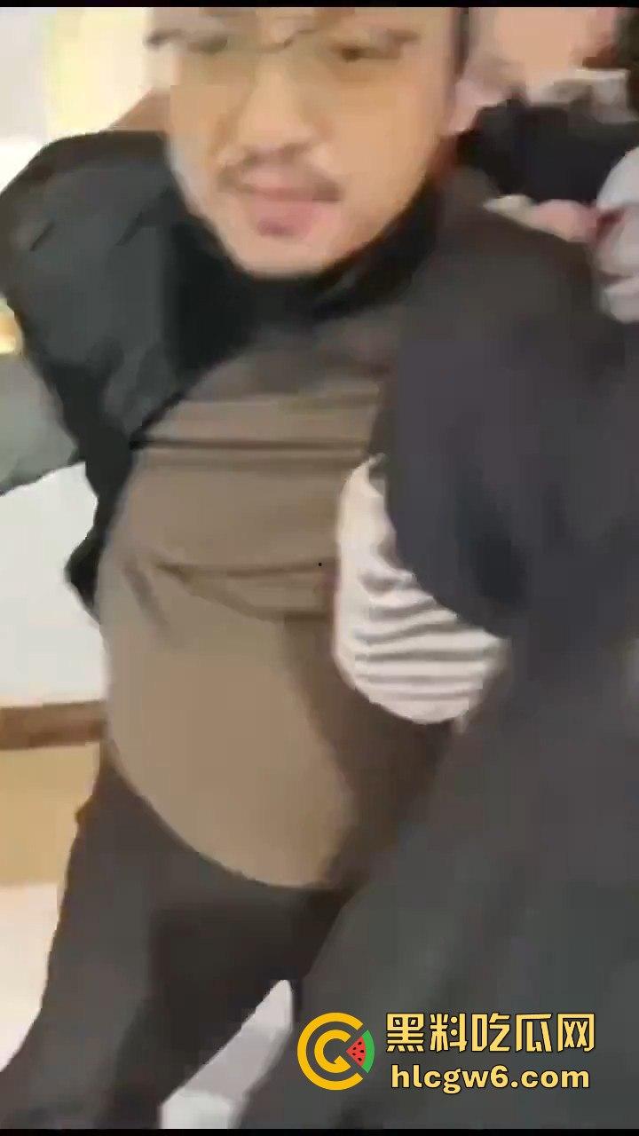 云南玉溪大批穆斯林在玉溪市政府前非法聚集声援，据称因当天警察从一间餐厅带走他们的头目【阿訇马玉巍】。  第2张