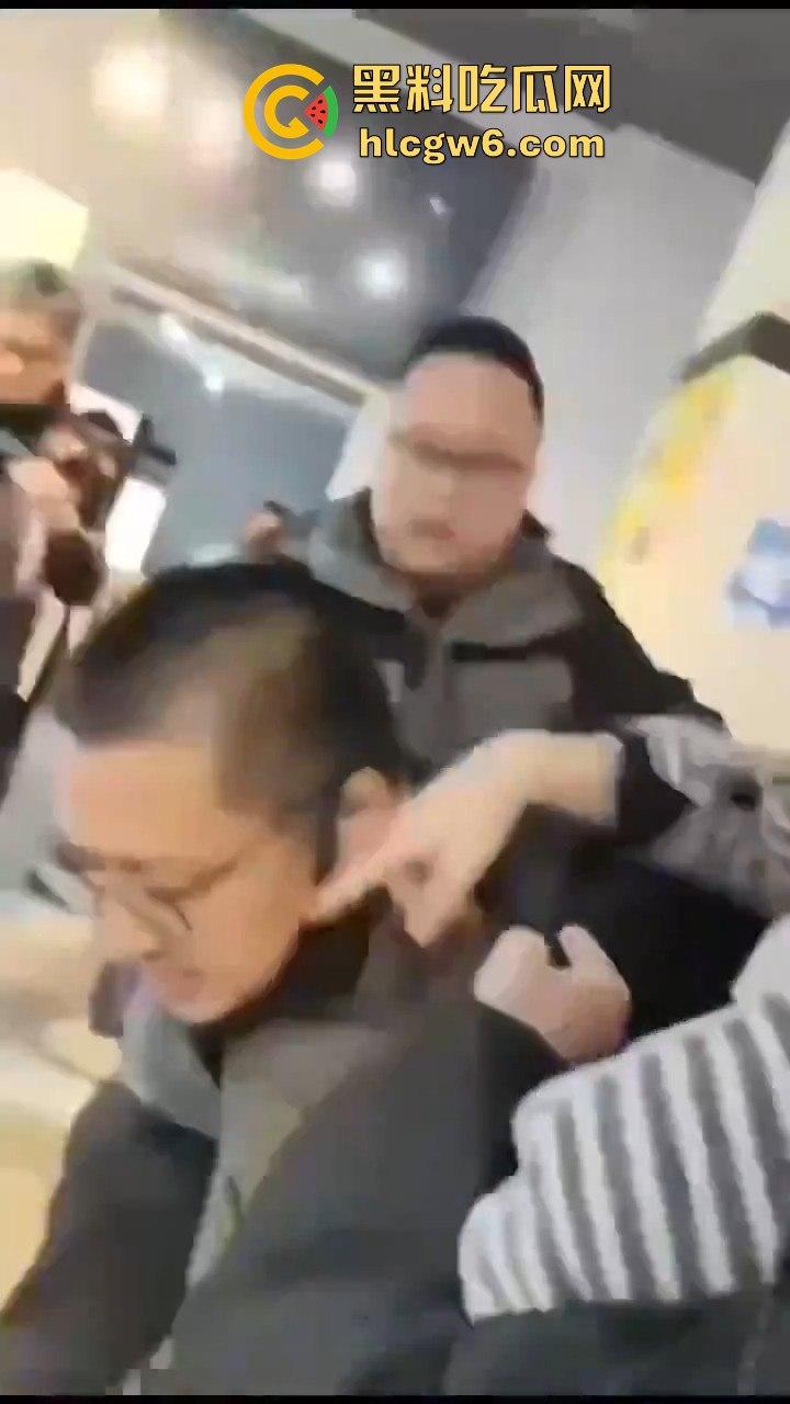 云南玉溪大批穆斯林在玉溪市政府前非法聚集声援，据称因当天警察从一间餐厅带走他们的头目【阿訇马玉巍】。  第6张