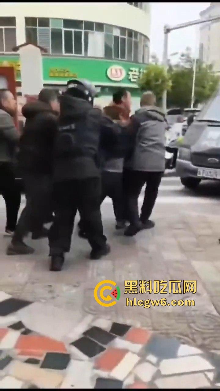 云南玉溪大批穆斯林在玉溪市政府前非法聚集声援，据称因当天警察从一间餐厅带走他们的头目【阿訇马玉巍】。  第7张