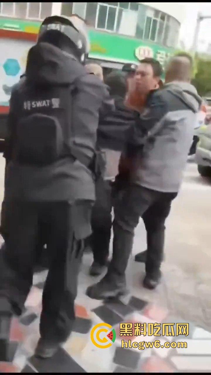 云南玉溪大批穆斯林在玉溪市政府前非法聚集声援，据称因当天警察从一间餐厅带走他们的头目【阿訇马玉巍】。  第8张