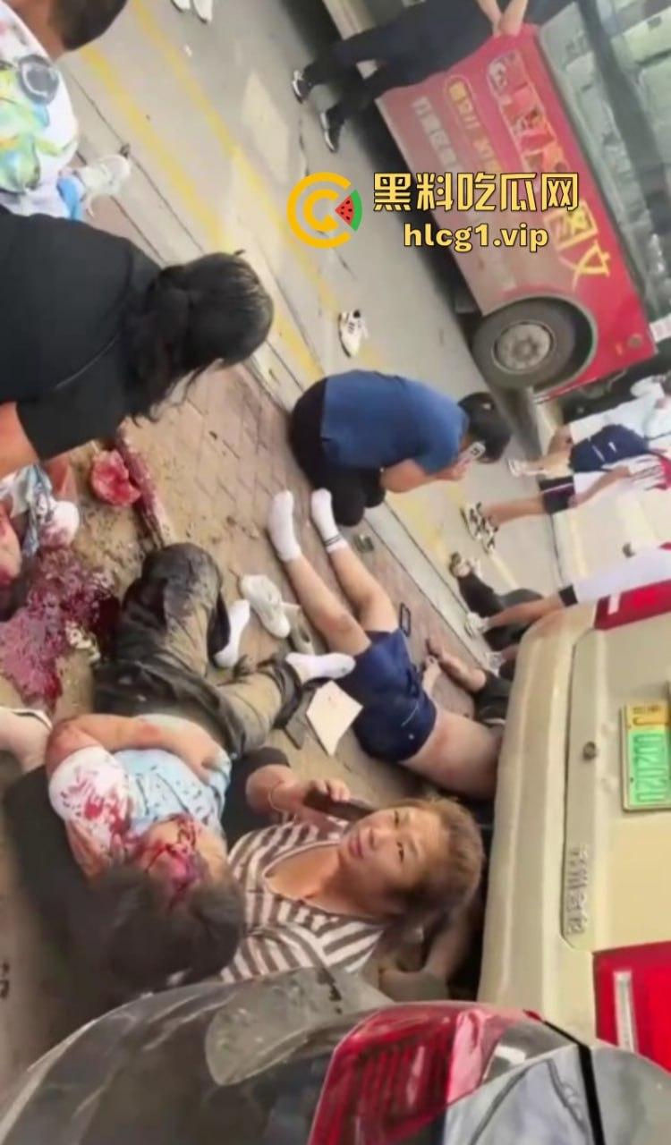 愿逝者安息 生者坚强 泰安东平学校门口发生交通事故致十余人死伤 司机被控制  第6张
