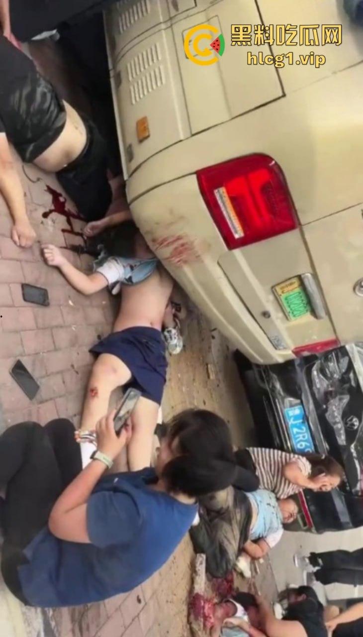 愿逝者安息 生者坚强 泰安东平学校门口发生交通事故致十余人死伤 司机被控制  第8张