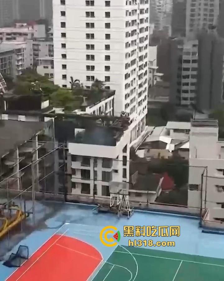 激情小情侣空中泳池激情啪啪被偷拍，泳池极限后入，口交深喉，公共场合大胆做爱，激情满满！  第3张