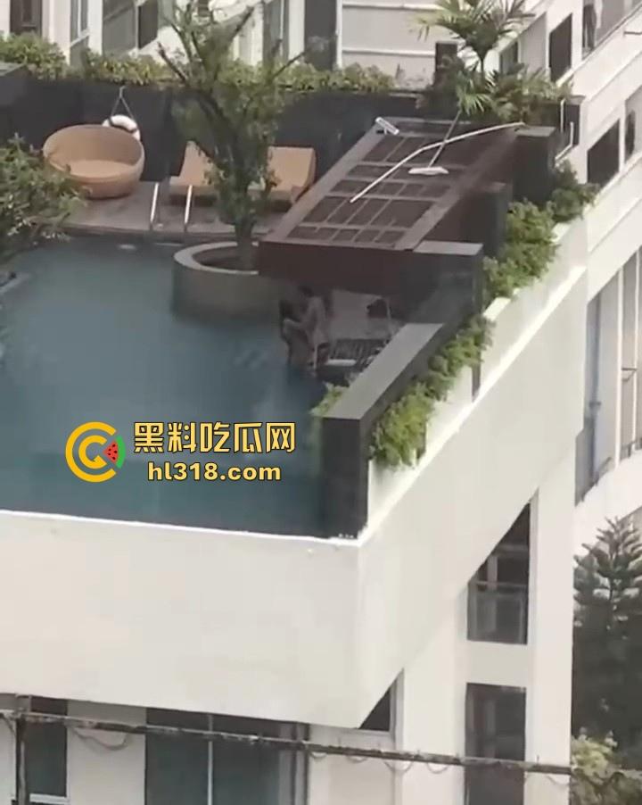 激情小情侣空中泳池激情啪啪被偷拍，泳池极限后入，口交深喉，公共场合大胆做爱，激情满满！  第5张