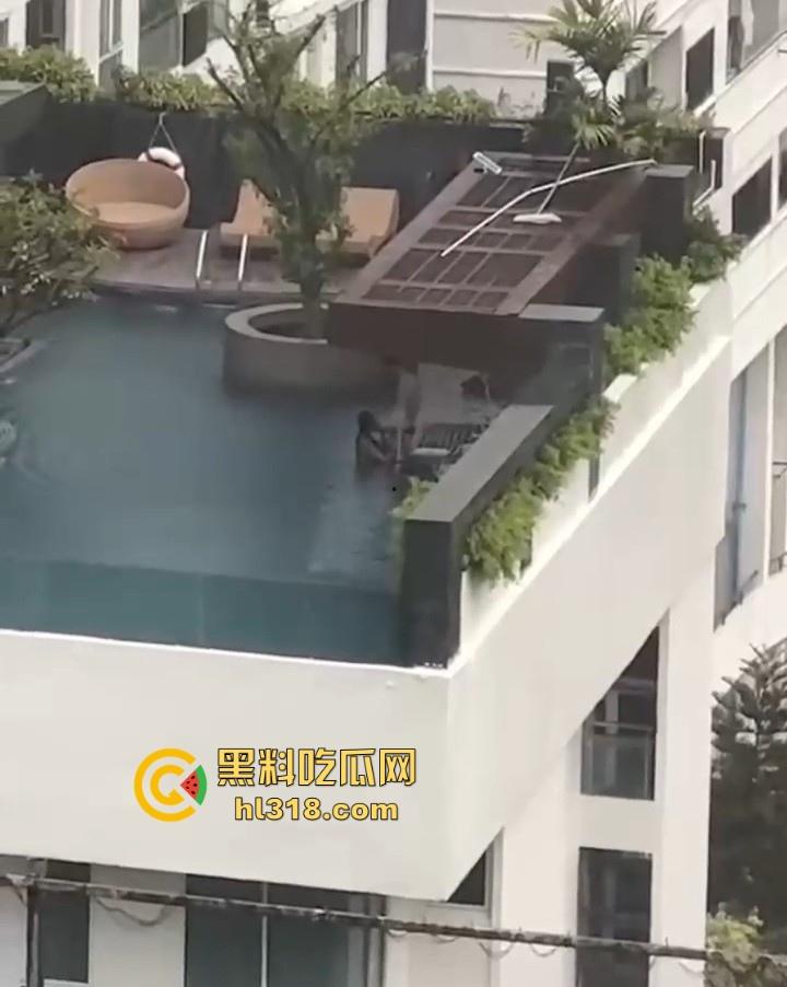 激情小情侣空中泳池激情啪啪被偷拍，泳池极限后入，口交深喉，公共场合大胆做爱，激情满满！  第6张