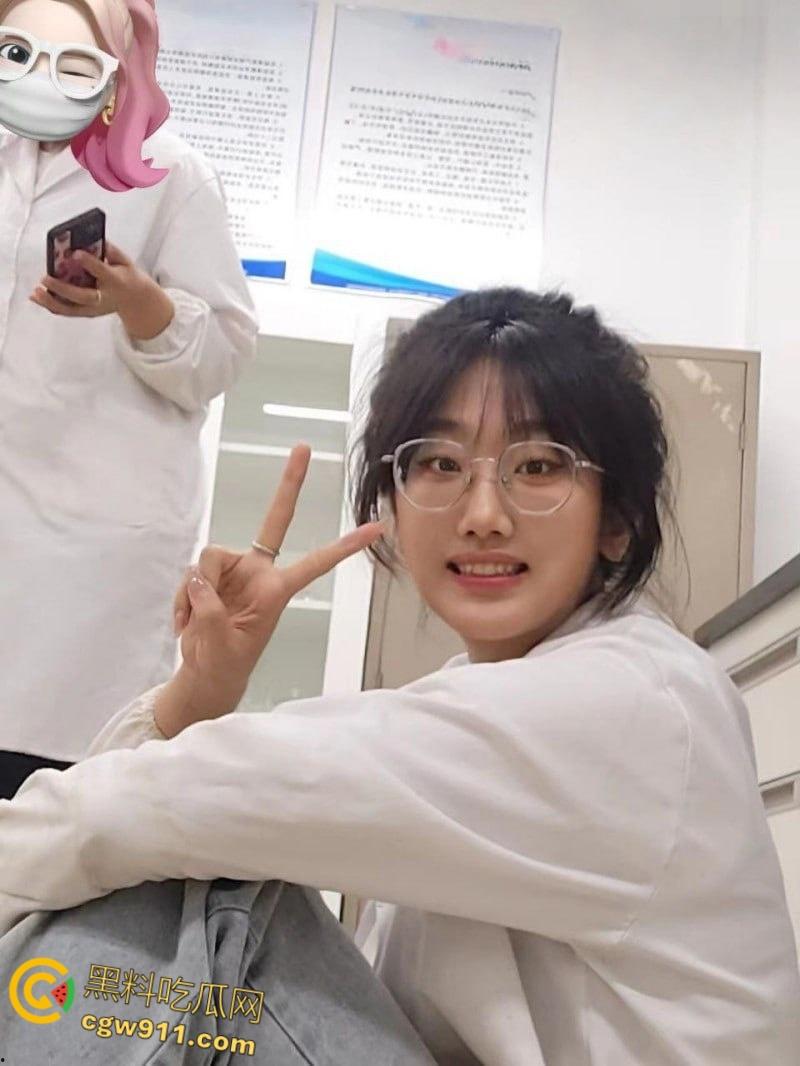 山东科技大学【朱玲慧】， 不雅视频被前男友曝光，清纯校花沦为索精母犬，狗链栓脖狂吞主人生殖器！  第3张